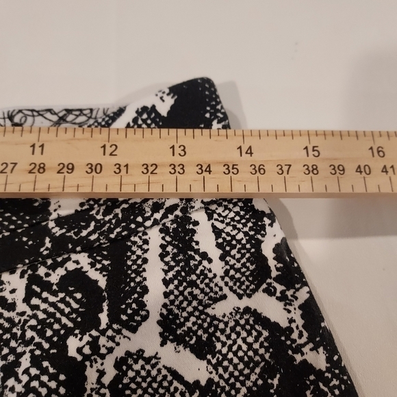 PETER NYGARD snakeskin print Ankle Pants Size 6 Black & Wh… - Picture 7 of 13